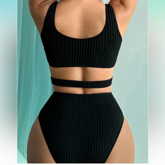 Elegant Black Cutout One-Piece Swimsuit textured V neck O ring cut out linked - Picture 9 of 14
